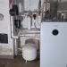 Innenaufgestellte Bosch-Wärmepumpe mit Speicher, Ausdehnungsgefäß und vollständig isolierter Rohrinstallation.
