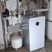 Innenaufgestellte Bosch-Wärmepumpe mit Speicher, Ausdehnungsgefäß und vollständig isolierter Rohrinstallation.
