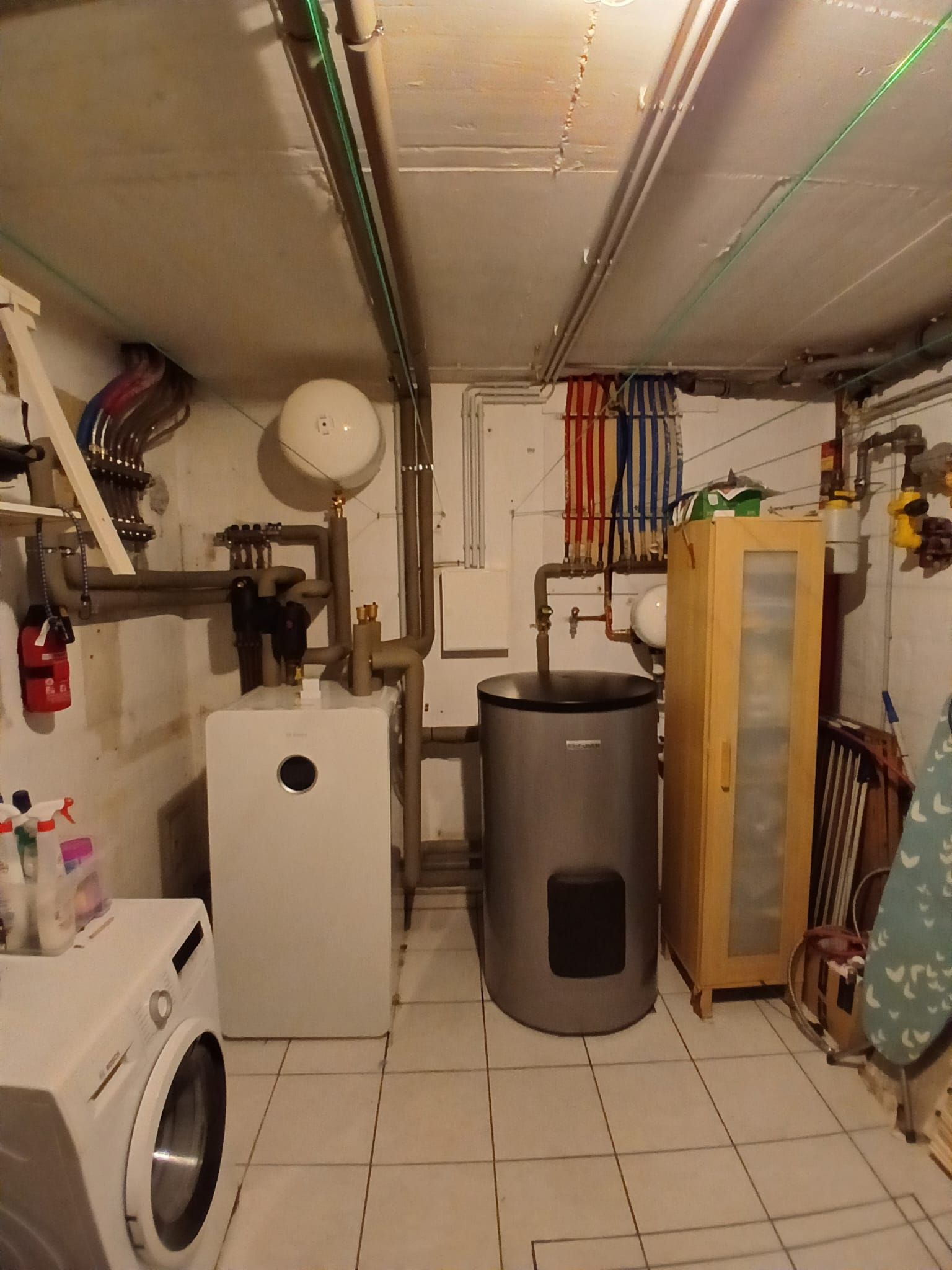 Innenanlage einer Bosch Wärmepumpe mit gut strukturierter Rohrleitung in einem Keller.