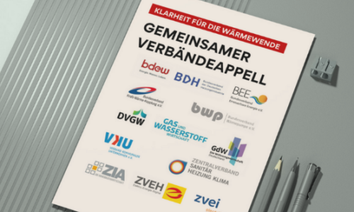 Ein auf einem Tisch liegendes Papier mit dem Titel „Gemeinsamer Verbändeappell“ zeigt Logos verschiedener Branchenverbände.