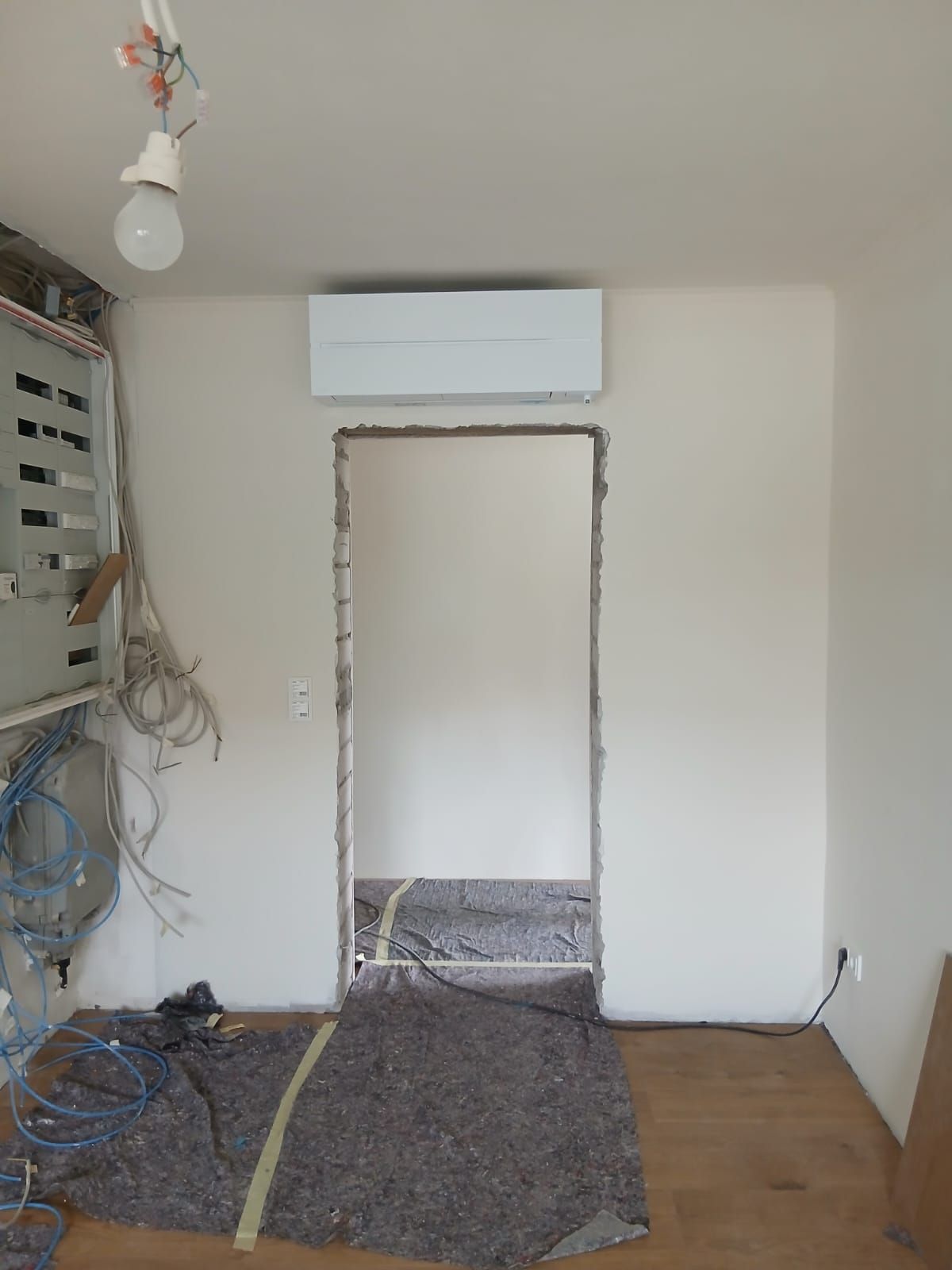 Innenanlage einer Bosch Wärmepumpe integriert über einer Türe die noch nicht gebaut wurde.