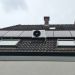 Bosch-Klimaanlage auf Hausdach montiert, eingebettet zwischen Photovoltaik-Modulen und Dachfenstern auf dunkler Ziegeldeckung.