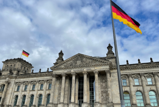 Parlamentsgebäude Deutschland mit Himmel Hintergund und zwei De Fahnen
