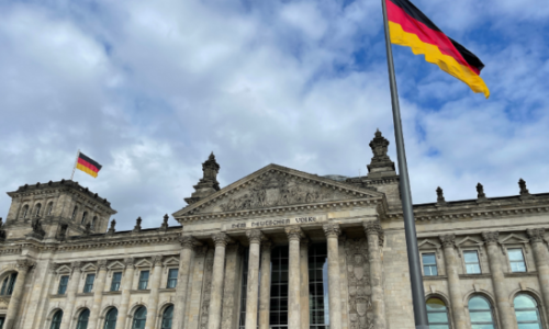 Parlamentsgebäude Deutschland mit Himmel Hintergund und zwei De Fahnen
