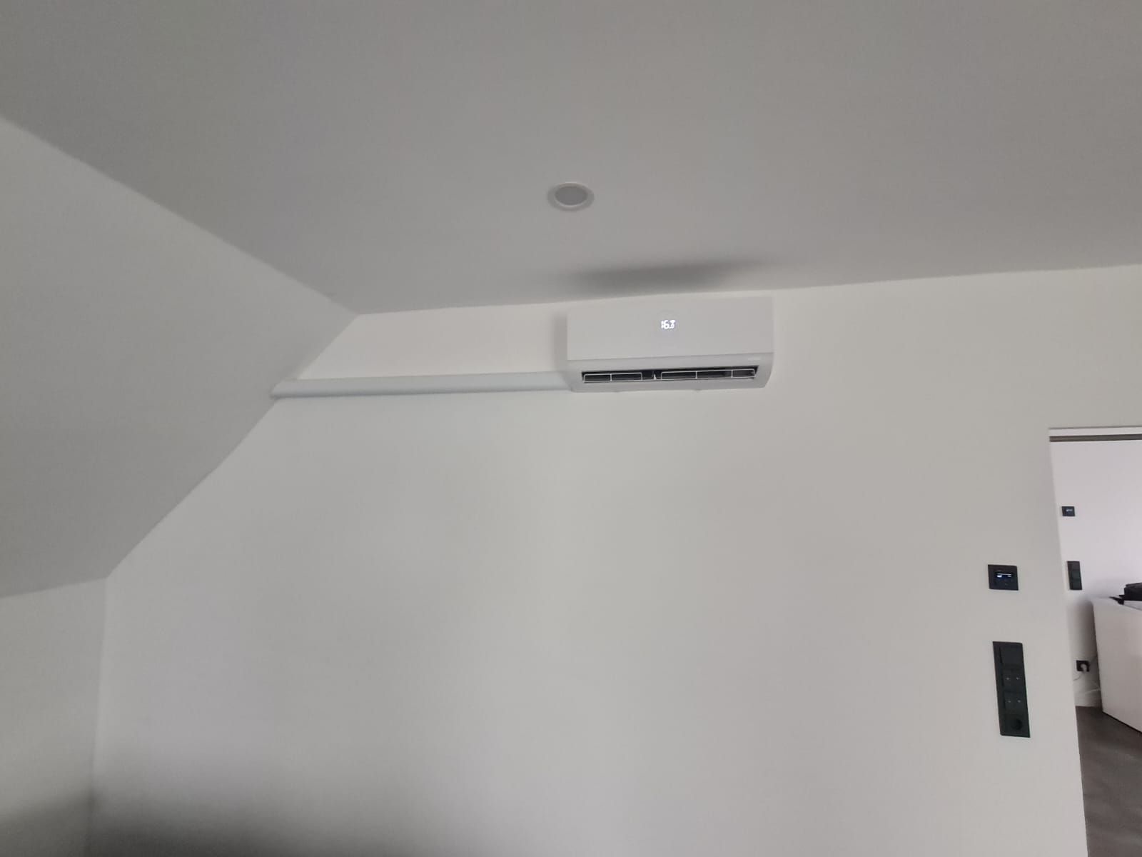 Die Innenanlage einer Bosch Klimaanlage eingebaut an der Wand im Wohnzimmer.