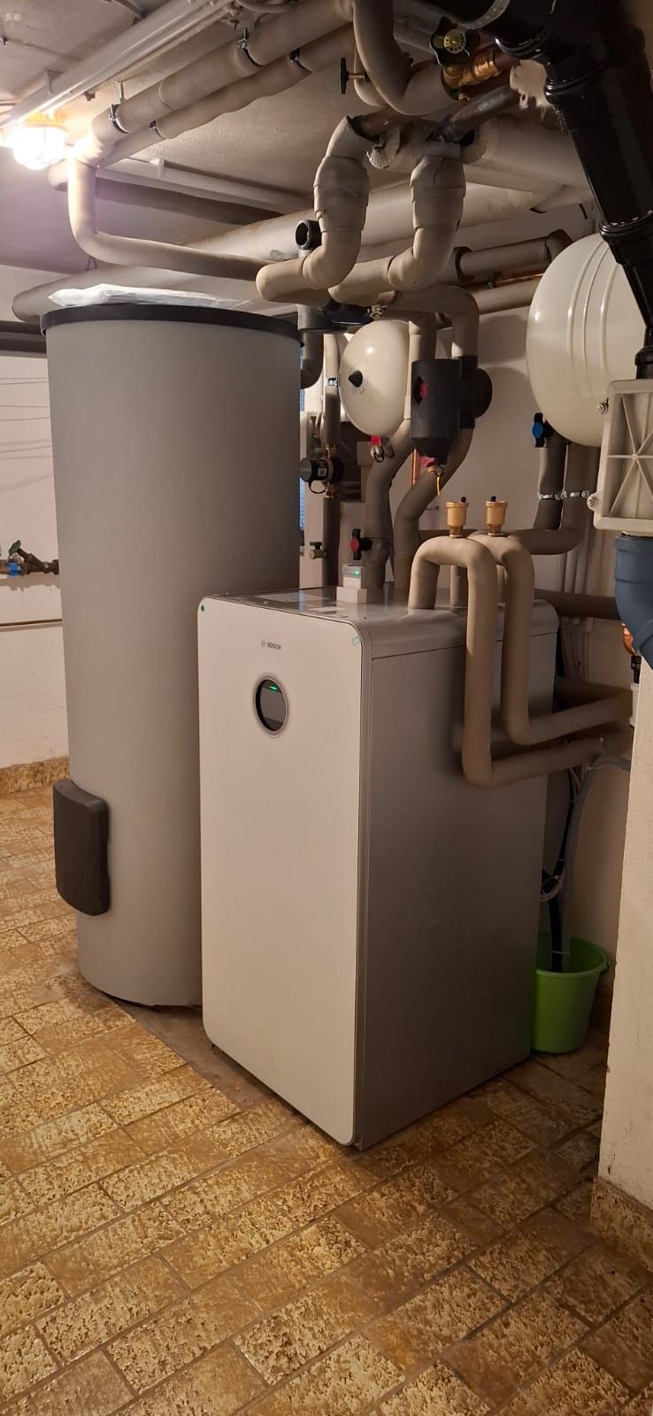 Die Inneneinheit einer Bosch Klimaanlage angeschlossen am Keller mit gut strunkturierten Rohren.