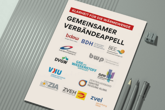 Ein auf einem Tisch liegendes Papier mit dem Titel „Gemeinsamer Verbändeappell“ zeigt Logos verschiedener Branchenverbände.