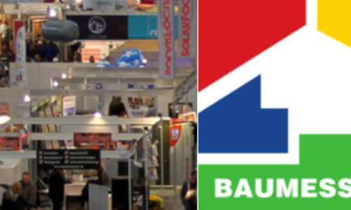 Links ist eine belebte Ausstellungshalle mit vielen Ständen zu sehen, rechts das bunte Logo der Baumesse mit der URL BAUMESSE.COM.