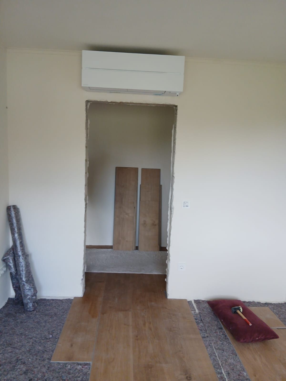 Innenanlage einer Bosch Wärmepumpe integriert über einer Türe die noch nicht gebaut wurde.