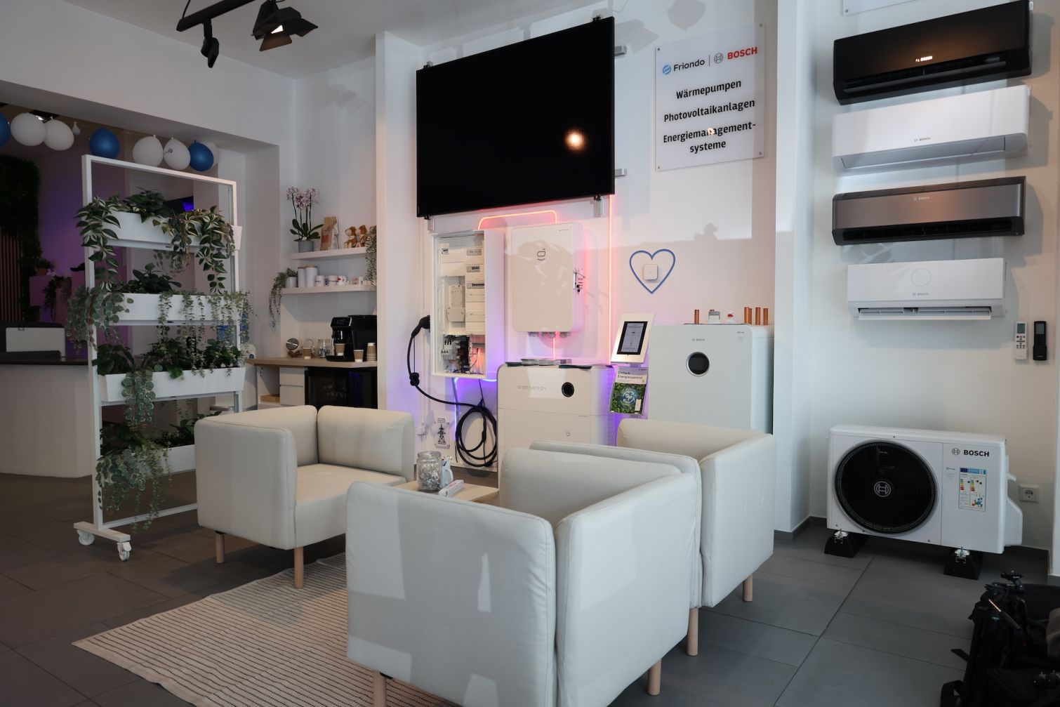 Modernes Schlafzimmer mit Luftauslass eines Wärmepumpen-Innengeräts über dem Bett, gemütlicher Einrichtung und großen Fenstern.