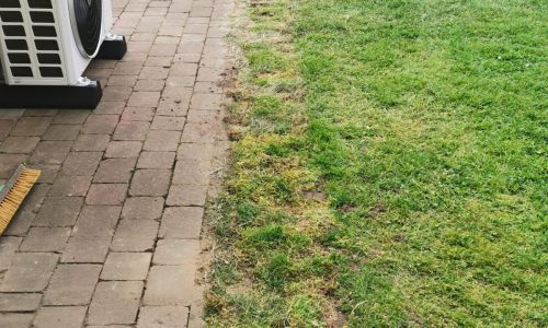 Bosch Wärmepumpen Inneneinheit im Keller neben Pufferspeicher, mit gedämmten Rohrleitungen und Anzeige.